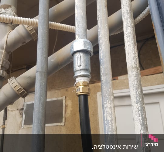 צינורות מתכת וחיבורי אינסטלציה